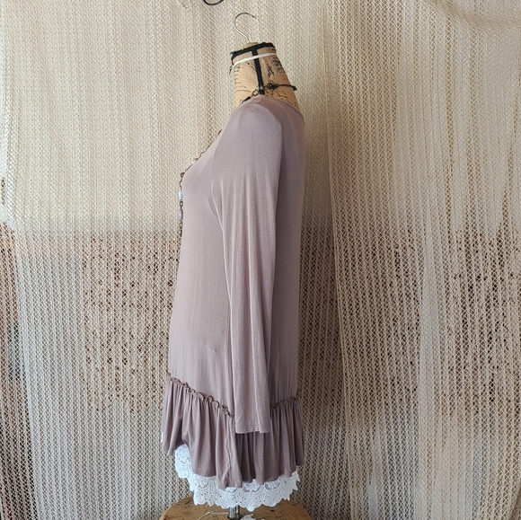 Tunic w Layered Lace Hem by JODIFUL Size Medium - Picture 3 of 7